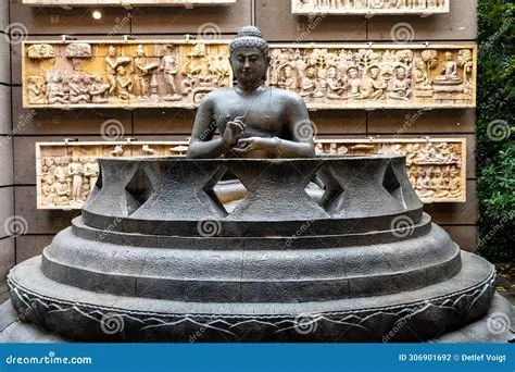 Haripunchai Buddha – A Serene Expression Amidst Intricate Reliefs!